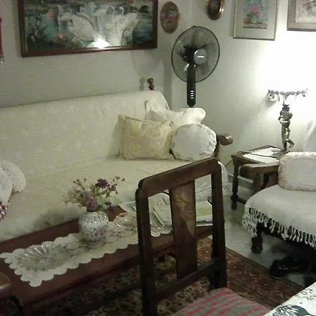 Robin House In Nisaki Apartament