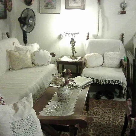 Robin House In Nisaki Apartament