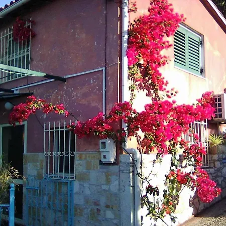 Robin House In Nisaki Apartament *