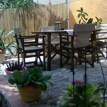 Robin House In Nisaki Apartament *